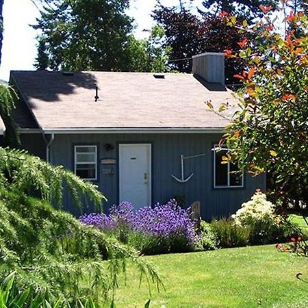 Salty Towers Ocean Front Cottages Sooke Exterior photo