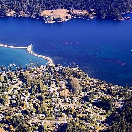 Salty Towers Ocean Front Cottages Sooke Exterior photo