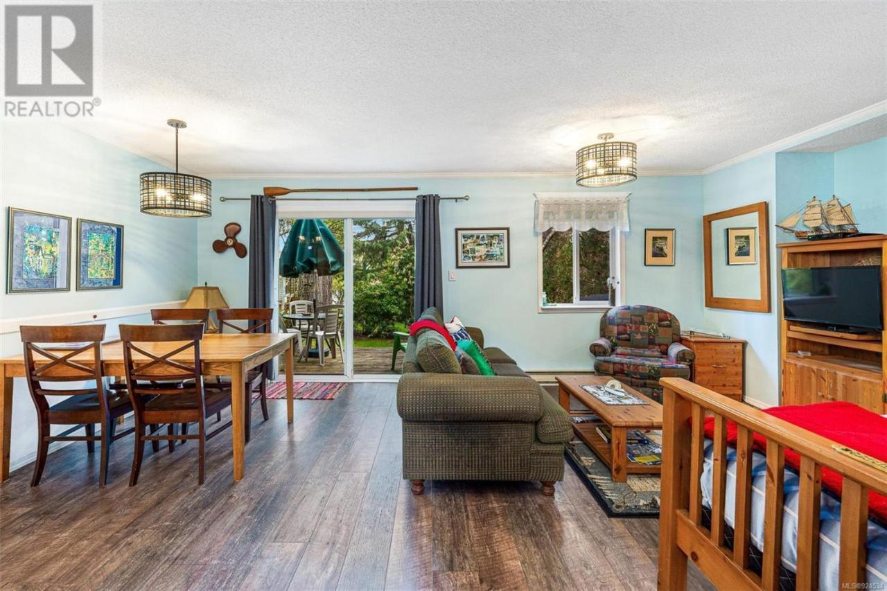Salty Towers Ocean Front Cottages Sooke Room photo