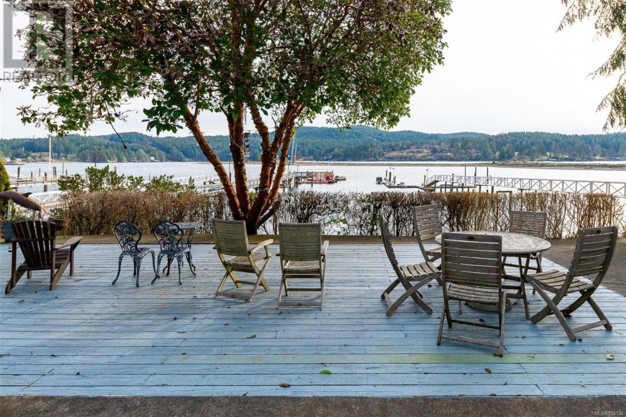 Salty Towers Ocean Front Cottages Sooke Exterior photo