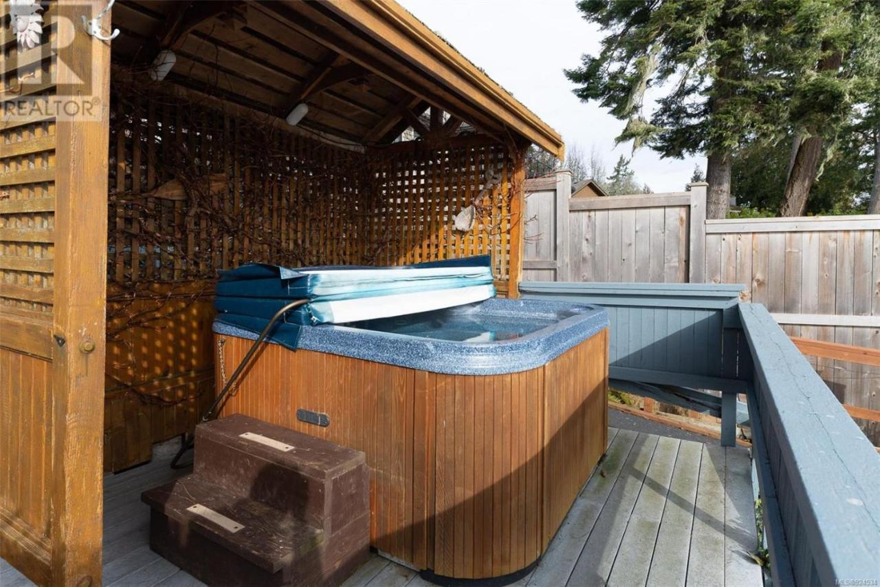 Salty Towers Ocean Front Cottages Sooke Exterior photo
