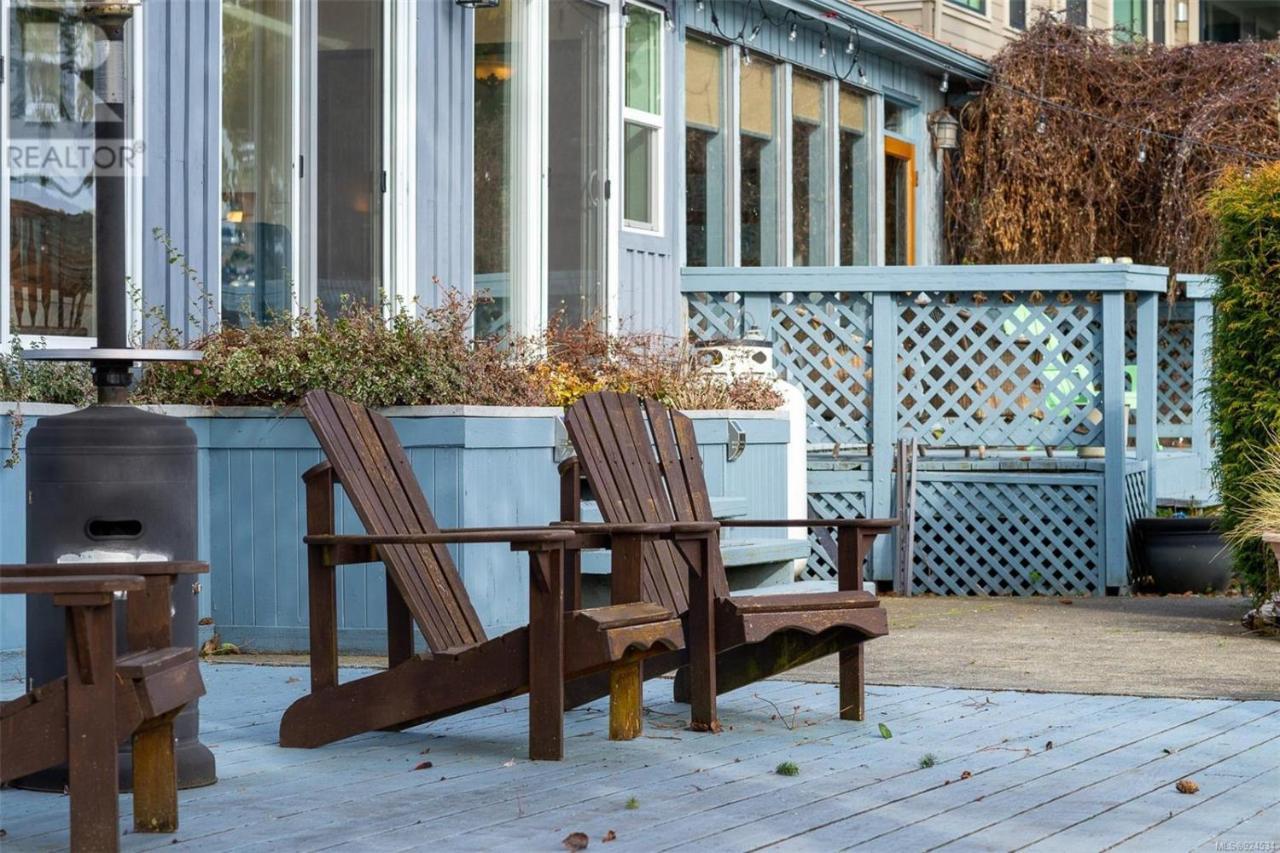 Salty Towers Ocean Front Cottages Sooke Exterior photo
