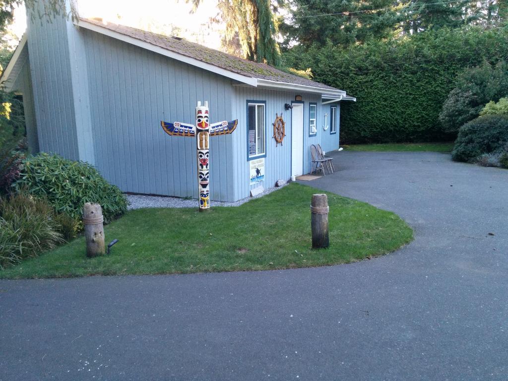 Salty Towers Ocean Front Cottages Sooke Exterior photo