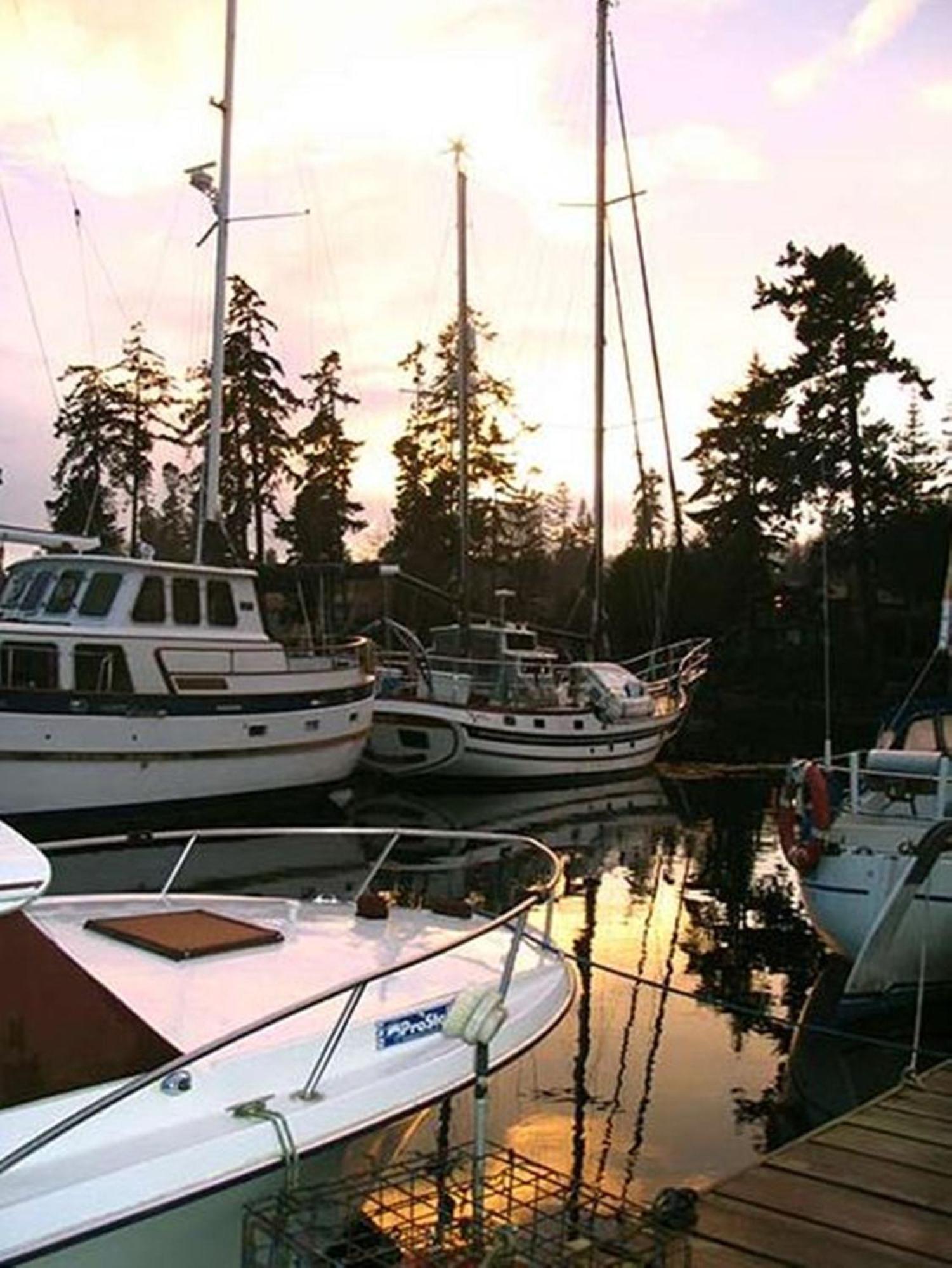 Salty Towers Ocean Front Cottages Sooke Exterior photo