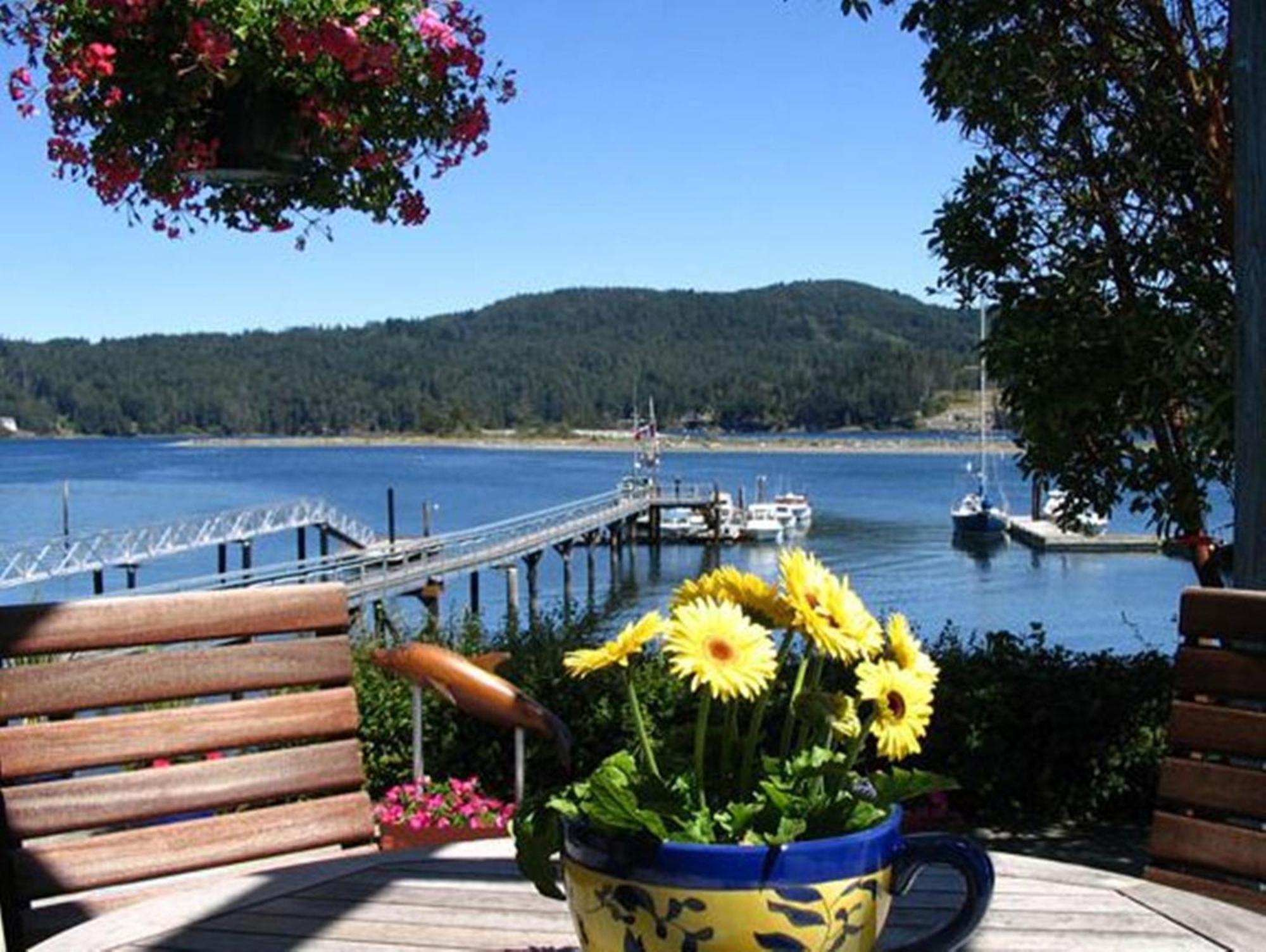 Salty Towers Ocean Front Cottages Sooke Exterior photo