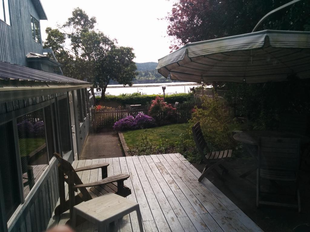 Salty Towers Ocean Front Cottages Sooke Exterior photo